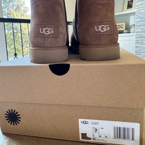 UGG Classic Chestnut Boots - Picture 5 of 6